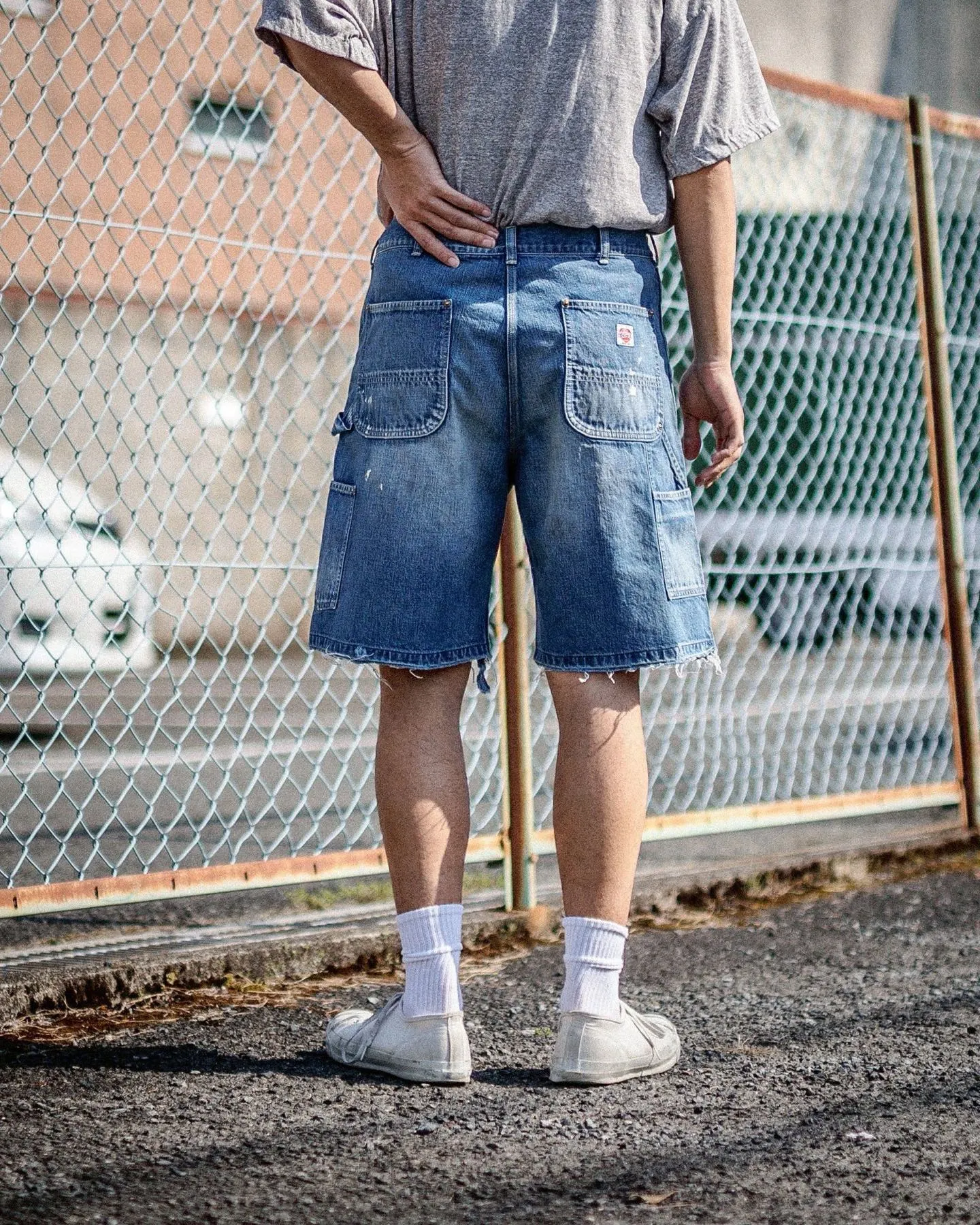 SAINT Mxxxxxx DOUBLE KNEE SHORTS/BLU Knee patches splashed with ink and water-splashed denim shorts. Denim blue S-XL. Custom-woven and dyed denim fabric with clear texture. Heavy-wash water-fading treatment to create local mottled fading/hole effects. Artificial distressing to simulate natural wearing marks. VINTAGE sense. Original consistent damage treatment. Hand-splashed ink and paint. Original consistent wash mark/pocket mark. Double knee patch. Rivet reinforcement. Improve functionality while enhancing design